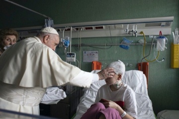 Le Pape François se rend au chevet d'enfants ukrainiens dans un hôpital pédiatrique de Rome