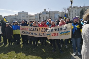 ロシア占領下ウクライナ南部で反露集会開催