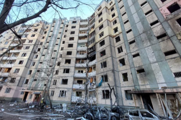 Se incendia un edificio residencial en el distrito Sviatoshynsky de Kyiv tras el impacto de un fragmento de proyectil 