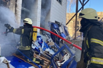 Une frappe russe déclenche un incendie dans le district d’Obolonsky à Kyiv