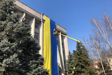 ロシア占領下のウクライナ南部ヘルソン市議会、特大ウクライナ国旗を吊り下げ