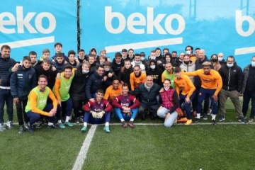 Los niños ucranianos asisten a una sesión de entrenamiento del Barcelona