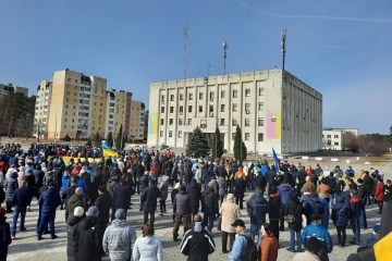 ロシア軍、北部スラヴティチの市長を拉致　病院を占拠　市民は集会開催