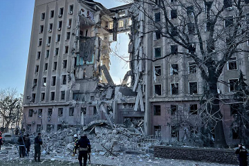 Rescatan a 18 heridos de entre los escombros del edificio de la Administración Estatal Regional de Mykoláiv