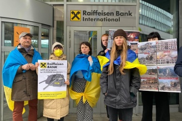 At Vienna rally, activists call on Raiffeisen shareholders urged to pull out of Russia