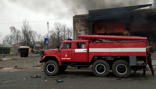 На Миколаївщині внаслідок обстрілів горіли магазини та житлові будинки — ДСНС