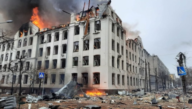 У Харкові через обстріли горять будинки та дах управління МВС