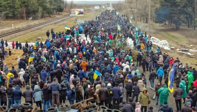 Жителі Енергодара вийшли назустріч ворогу з українськими прапорами