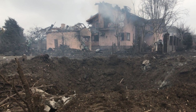 Las tropas rusas lanzan un poderoso ataque aéreo en el pueblo de Gatne