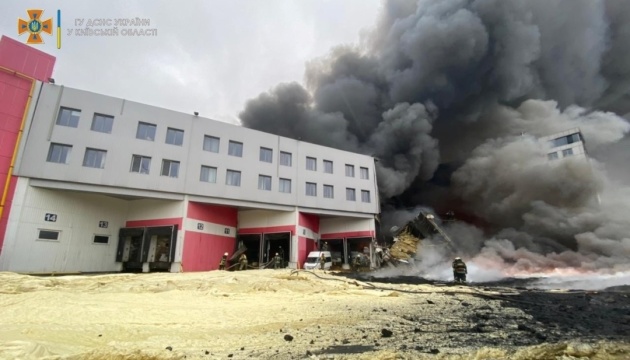 Arden un almacén y un edificio de gran altura cerca de Kyiv tras los bombardeos