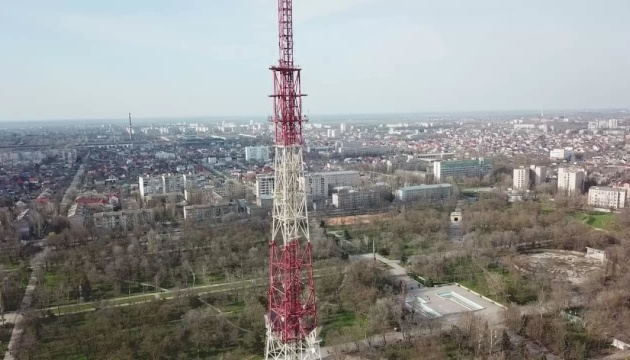 Interior: Invasores rusos toman una torre de televisión en Jersón