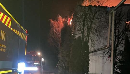 У Коростені внаслідок російського авіаудару загорілося локомотивне депо