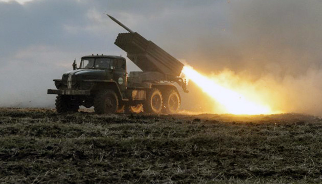 Manhusch in Region Donezk von russischen Mehrfachraketenwerfern beschossen, es gibt Opfer