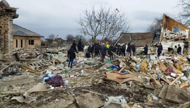 Eindringlinge beschießen Dorf Marchaliwka im Bezirk Fastiw, drei Kinder getötet