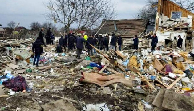 Los invasores rusos disparan contra una aldea en la región de Kyiv matando a dos adultos y tres niños
