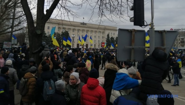 Demo gegen Besatzer in Cherson: Menschen rufen „Sklaven“, „Cherson ist die Ukraine“.