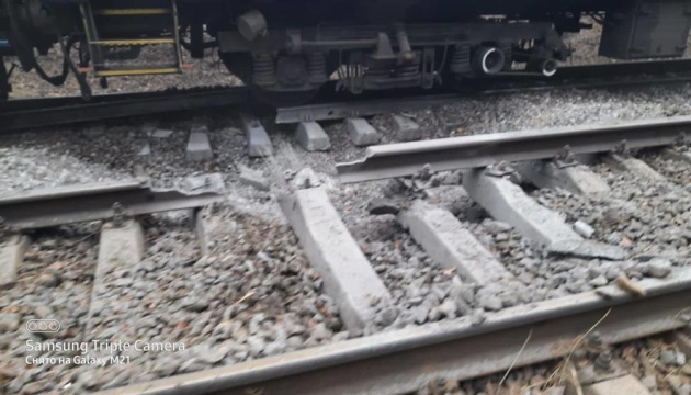 На Херсонщині через ворожі обстріли пошкоджене залізничне полотно