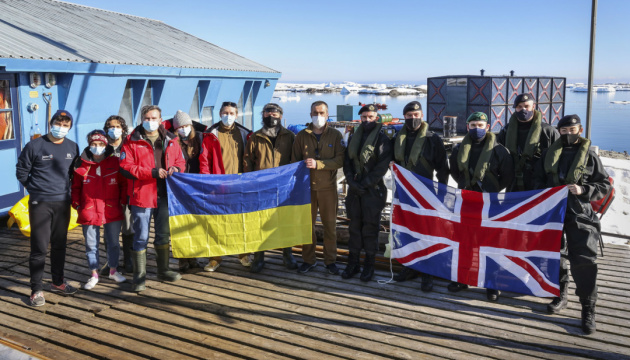 Британские моряки посетили украинских полярников с визитом солидарности