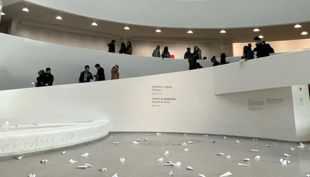 Митці Нью-Йорка провели в Музеї Гуггенхайма акцію з вимогою закрити небо над Україною