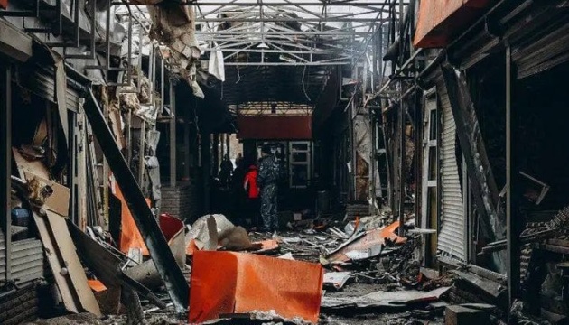 У Харкові російський снаряд зруйнував Новосалтівський ринок