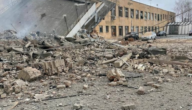 Ворог продовжує бомбити інфраструктуру українських міст