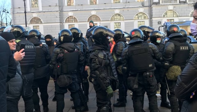 На антивоєнних акціях у Росії затримують мітингувальників 