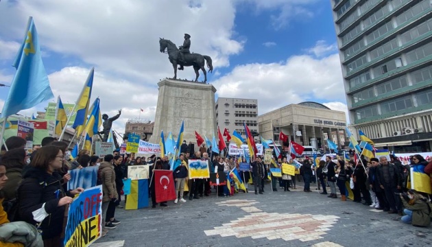 Учасники мітингу в Анкарі опустилися на коліна, аби подякувати захисникам України та закликали не купувати російське