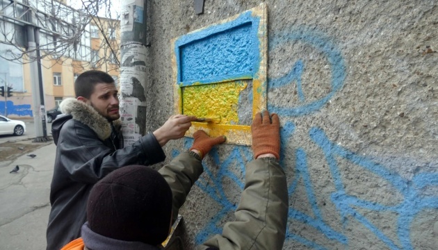 Одесити розкупили тканину на українські прапори - тепер  малюють на стінах 
