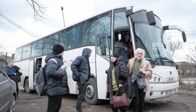 In Chernivtsi, the Jewish community receives displaced persons in a synagogue_1