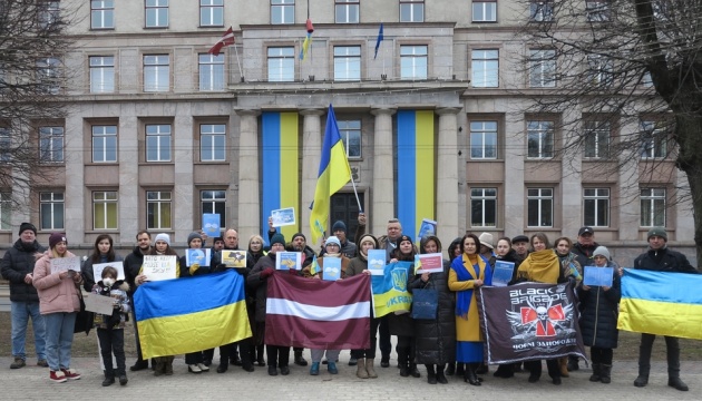 На пікеті під будівлею уряду Латвії закликали підтримати закриття неба над Україною