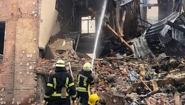 Обстріл Харкова: у центрі міста – масштабні пожежі в двох десятках будівель, є загиблі