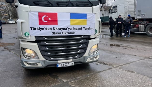 З Туреччини в Україну вже відправили 24 вантажівки гуманітарної допомоги