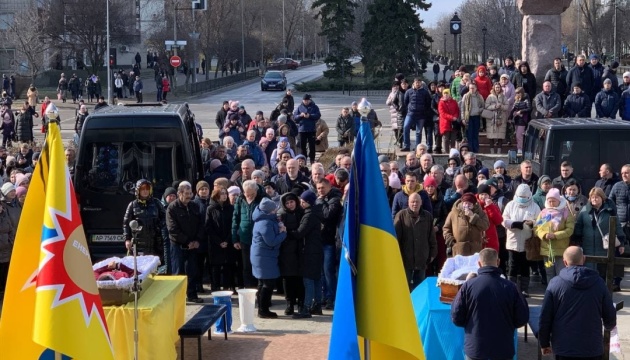 В Енергодарі прощаються з військовими, які загинули під час ворожого штурму АЕС