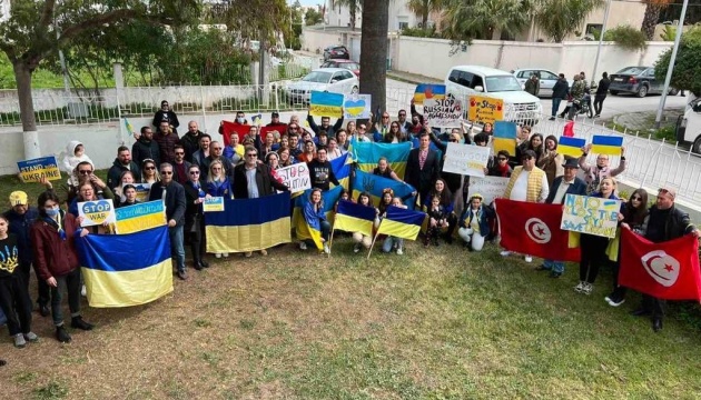 У Тунісі українці й іноземці зібралися, щоб висловити підтримку Україні