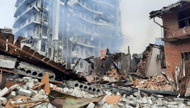 Los invasores rusos destruyen y dañan más de 1.500 edificios residenciales