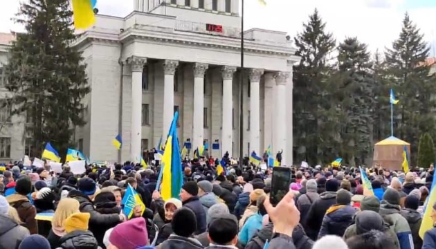 Friedliche Protestdemo in Nowa Kachowka: Russen töten einen und verletzen sieben Menschen