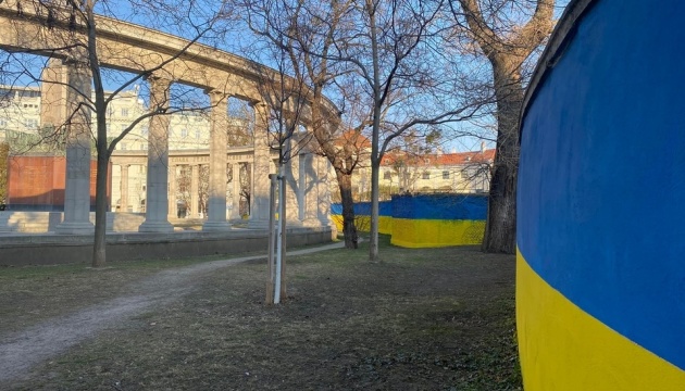 У Відні стіну біля пам’ятника радянським воїнам пофарбували в кольори прапора України