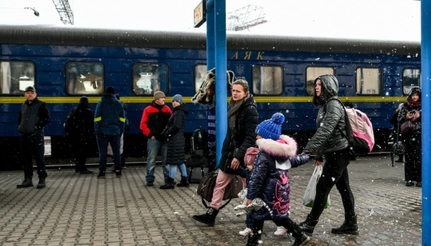 Евакуація на Сході: Укрзалізниця пустить чотири потяги з Покровська і Лозової