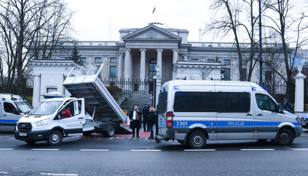  Проти агресії рф: перед посольством росії у Варшаві висипали машину з вугіллям