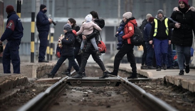 Британские визы уже получили 300 украинских беженцев