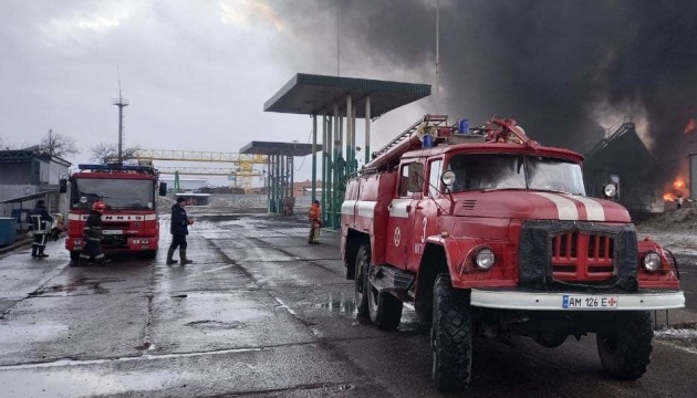 У Житомирі досі горить обстріляна ворогом нафтобаза