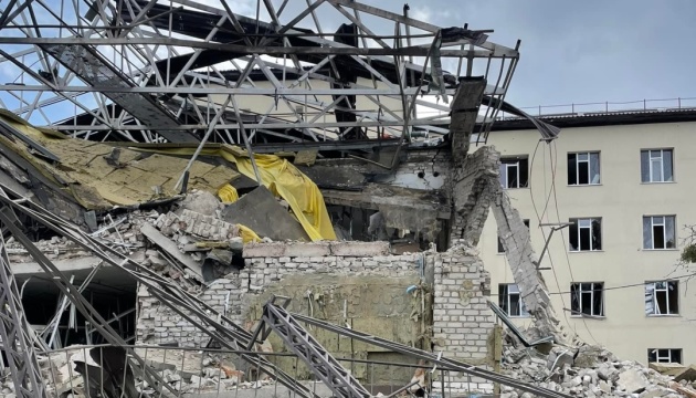 Russians fire on hospital in Izium. Patients working their way out of rubble