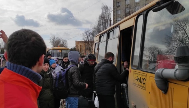 ８日、ウクライナ北部スーミ市から人道回廊通じた住民の避難続く