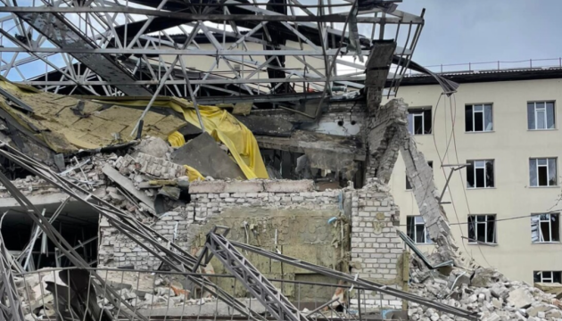 Російські загарбники пошкодили 61 лікарню в Україні