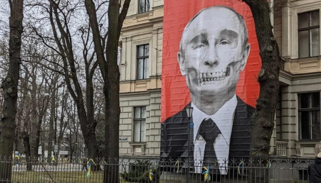 У Ризі навпроти російського посольства вивісили банер з карикатурою на путіна