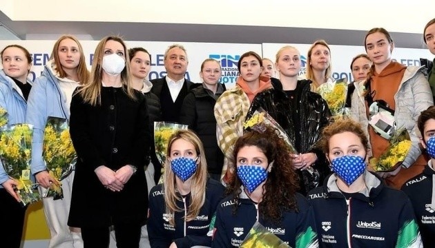 Збірну України з синхронного плавання вдалося вивезти з Харкова