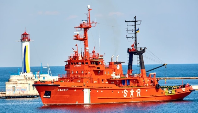 Російські загарбники примусово транспортують рятувальне судно «Сапфір» у Севастополь