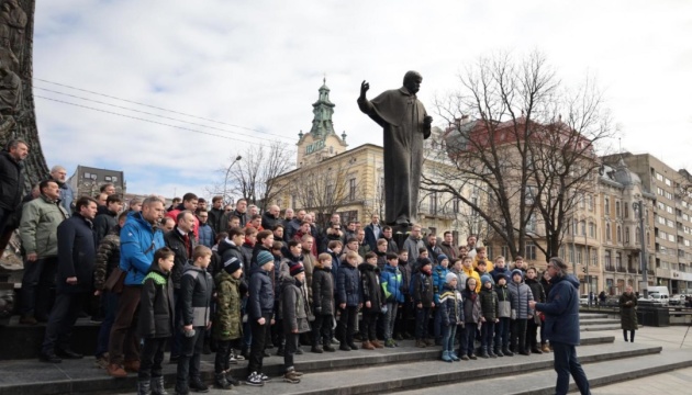 У Львові національна капела «Дударик» виступила біля пам’ятника Шевченку 