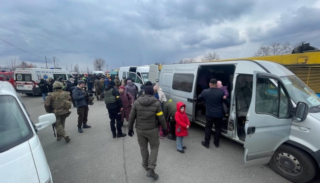 До Білогородки прибувають автобуси з евакуйованими