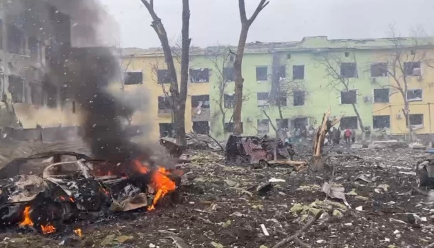 Авіаналіт на Маріуполь: ворог знищив пологовий будинок у центрі міста і лікарню